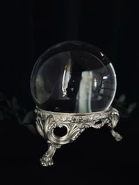 Image 1 of Magnifique boule de cristal de 15cm de diamètre et son support en régule argenté, début 1900