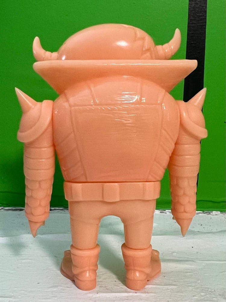 Skullion peach vinyl figure