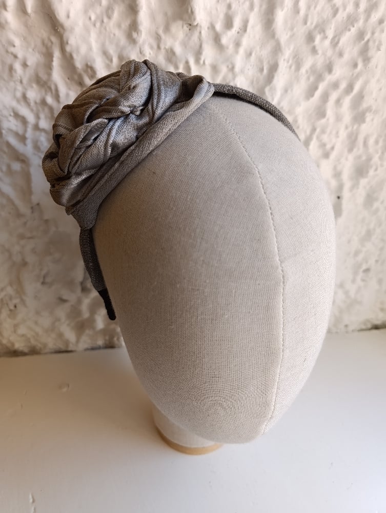 Image of Cerchietto grigio con rosa argentata