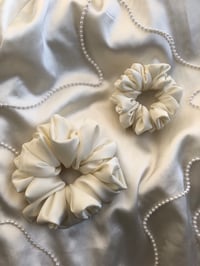 Image 11 of SCRUNCHIE STANDARD CREAM/KREM