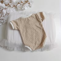 Image 2 of Photoshooting newborn boys bodysuit Jasper  | beige and off white