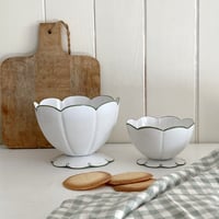 Image 1 of Coupe festonnée sur pied (2 tailles)