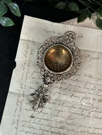 Image 3 of Sublime passe-thé, fleur de Lys, plaqué argent, XIXème siècle