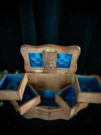 Image 4 of Incroyable coffre à bijoux, en bois sculpté, dite Forêt Noire, soie bleue, fin du 19ème s.