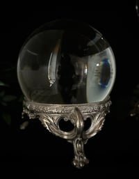 Image 3 of Magnifique boule de cristal de 15cm de diamètre et son support en régule argenté, début 1900
