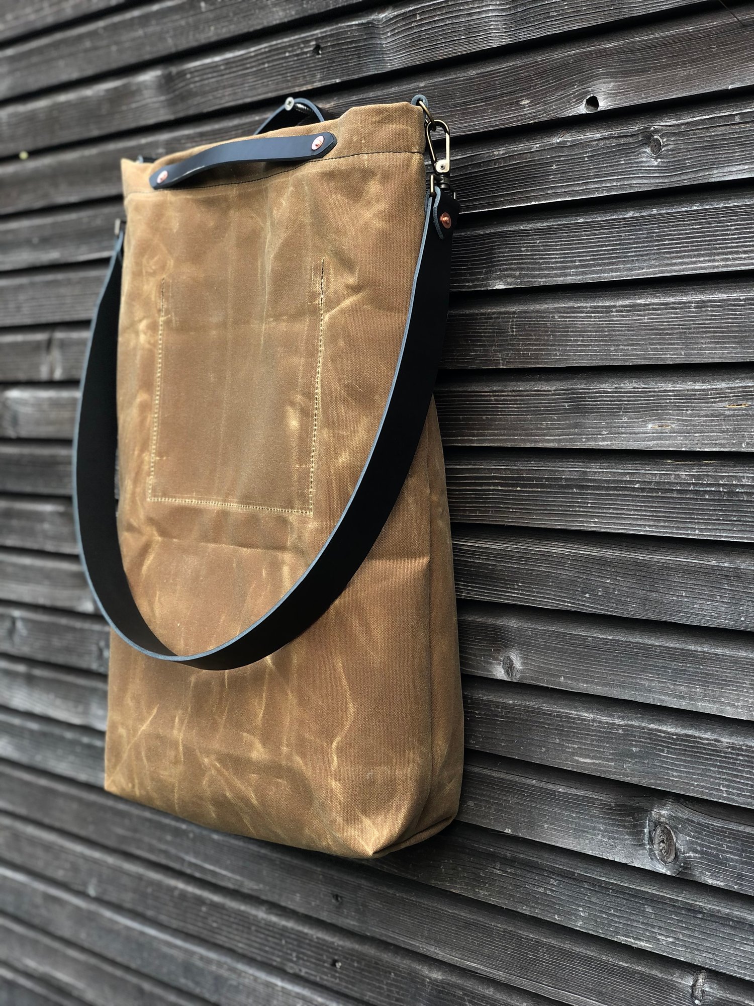 Image of Hobo bag in waxed canvas with vegetable tanned leather handles and crossbody strap