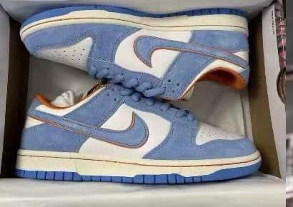 Image of Dunks & more shoe vendor