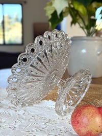 Image 5 of Coupe sur pied - verre moulé