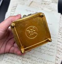 Image 6 of Magnifique boite à bijoux en verre et laiton et soie capitonnée rouge. XIXème s.