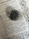 Broche ancienne, porte-photo en argent, guirlande de fleurs avec portrait et verre, début 1900!