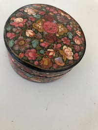 Image 1 of Boîte ronde à fleurs