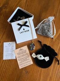 Image 3 of Cammeo Fiori nella notte 