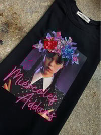 Image 1 of Camiseta bordada a man. MIÉRCOLES ADDAMS camiseta nena. Varias tallas.