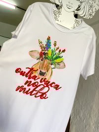 Image 4 of Camiseta bordada a man. OUTRA VACA NO MILLO. varias tallas. Corte unisex.