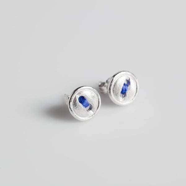 Image of Handgemaakte zilveren oorknoopjes met blauw draadje, oorbellen Antwerpen, goudsmid, juweelontwerp