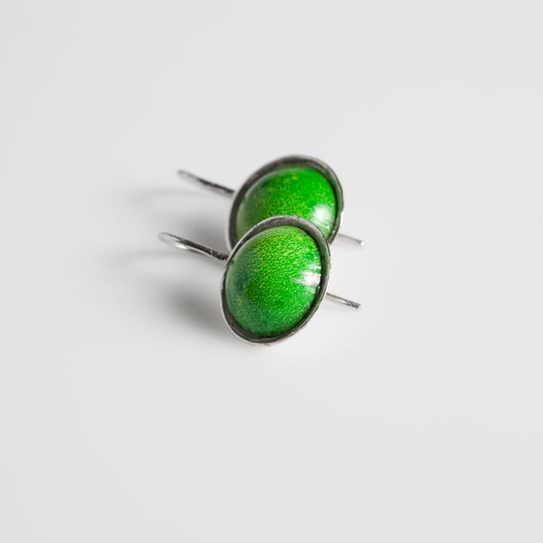 Image of Handgemaakte zilveren oorhangers met groen blik, Antwerpen, oorhangers