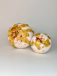 Pink Himalayan Salt Bath Bomb with Rose Buds 