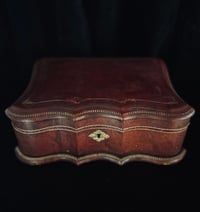 Image 3 of Magnifique boite à bijoux en cuir doré à la feuille d’or et soie capitonnée rouge .XIXème s.