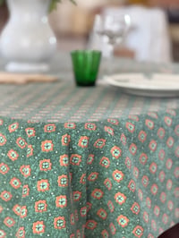Image 4 of Nappe aux tons verts à motifs
