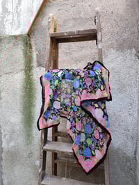 Image 4 of Pañuelo HORTENSIAS negro