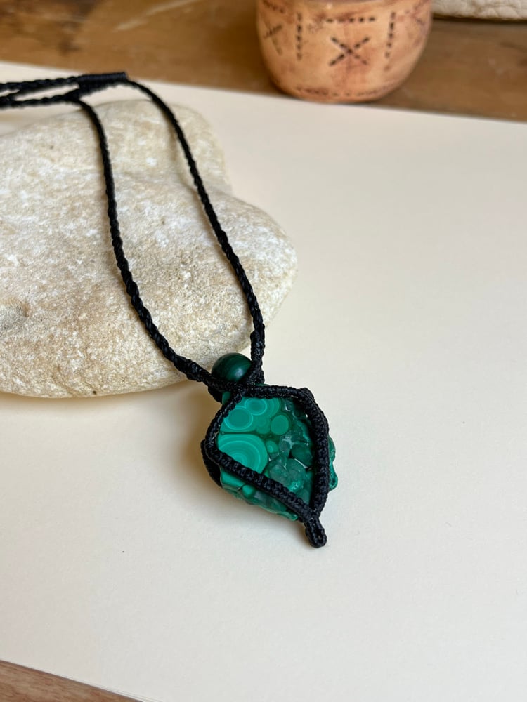 Image of Macrame pendant with raw malachite 