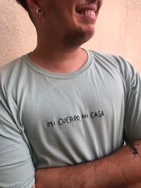 Image 1 of Camiseta “mi cuerpo, mi casa” verde claro