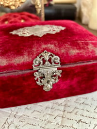 Image 3 of Magnifique coffre à bijoux du XIXÈME siècle, en velours rouge et soie rouge capitonnée!