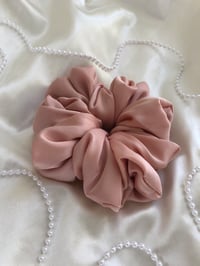 Image 2 of SCRUNCHIE OVERSIZED DIRTY PINK/PUDROWY RÓŻ