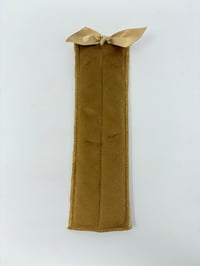 Image 1 of Le MARQUE-PAGE en velours matelassé moutarde