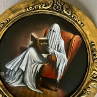 Image 2 of Fantasma leyendo en el sillón 