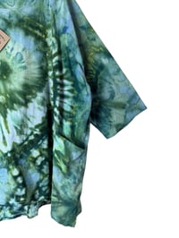 Image 4 of 3X PLUS 100% Cotton Forager Top in Verdant Spiral Ice Dye