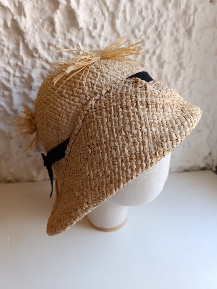 Image of Cappello cloche paglia con ciuffi