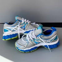 Image 4 of 2 sizes: us7.5/eu39, us7/eu38