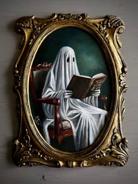 Image 1 of Fantasma en la silla leyendo 