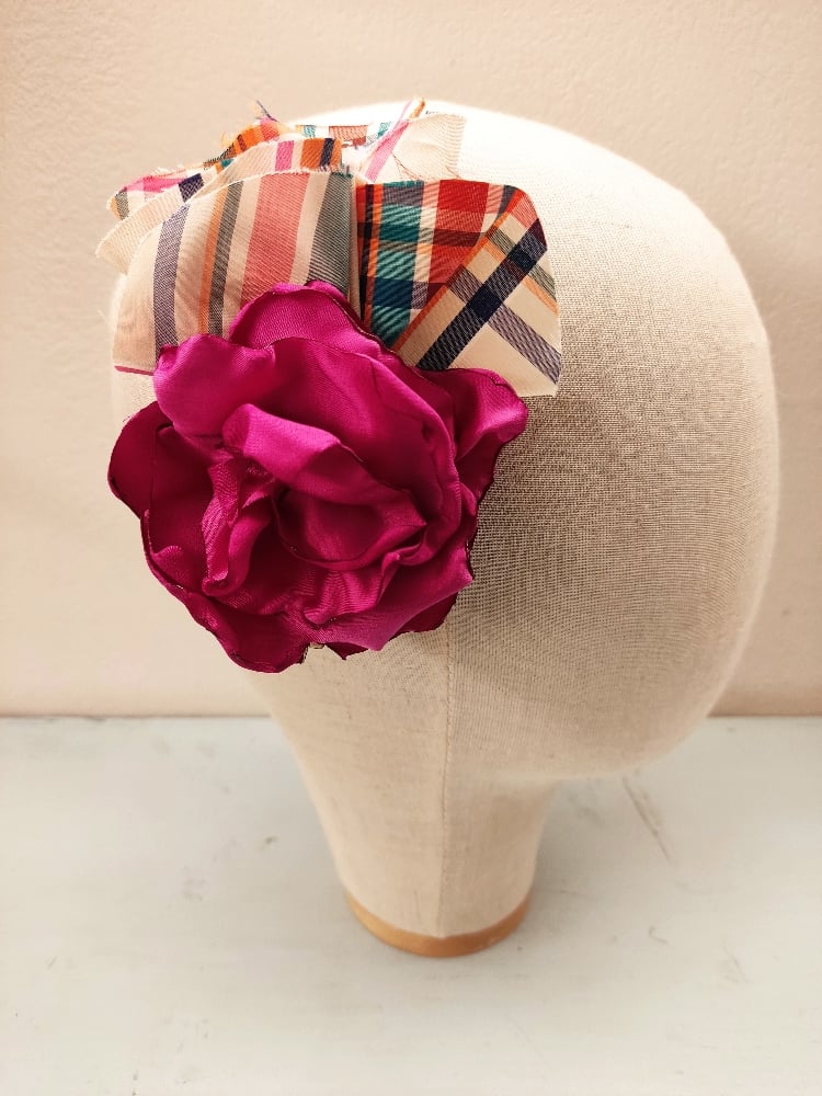 Image of Fermaglio floreale fucsia