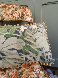 Image 3 of Coussin en canevas "Berthe"