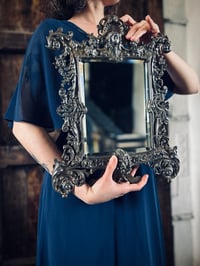 Image 5 of Grand miroir de toilette en régule, miroir biseauté d’origine, XIXeme siècle