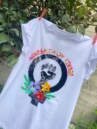 Image 1 of Camiseta bordada a man. QUERÉMONOS VIVAS! Varias tallas.