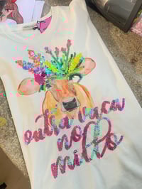 Image 2 of Camiseta bordada a man. OUTRA VACA NO MILLO. Corte SUPER OVERSIzE. Talla única. 