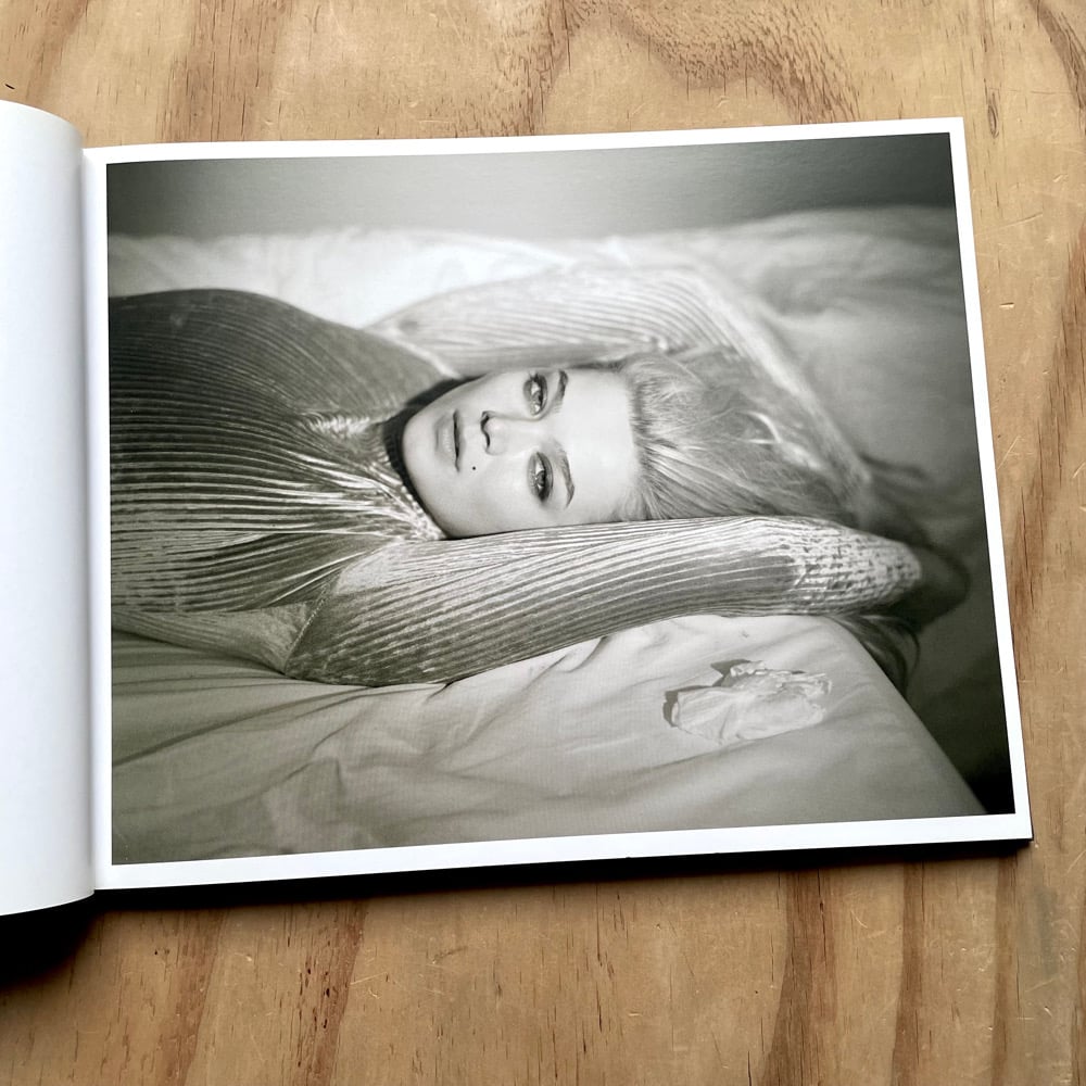 激安店舗 - Hido Todd Khrystyna's Junkies Photobook | (Signed) World 洋書