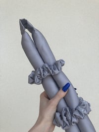 Image 2 of WAŁEK DO KRĘCENIA WŁOSÓW + SCRUNCHIES SILVER