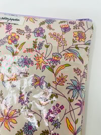 Image 2 of La Pochette à Maillots écrue et ses petites fleurs parme, orange et bleu ciel