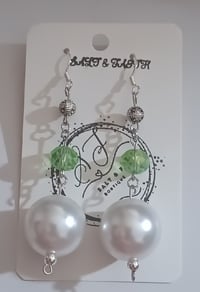 Image 2 of White Pearl Earrings (green)