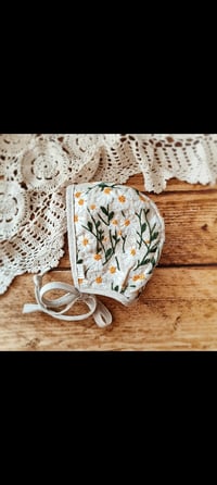 Daisy embroidered classic bonnet 