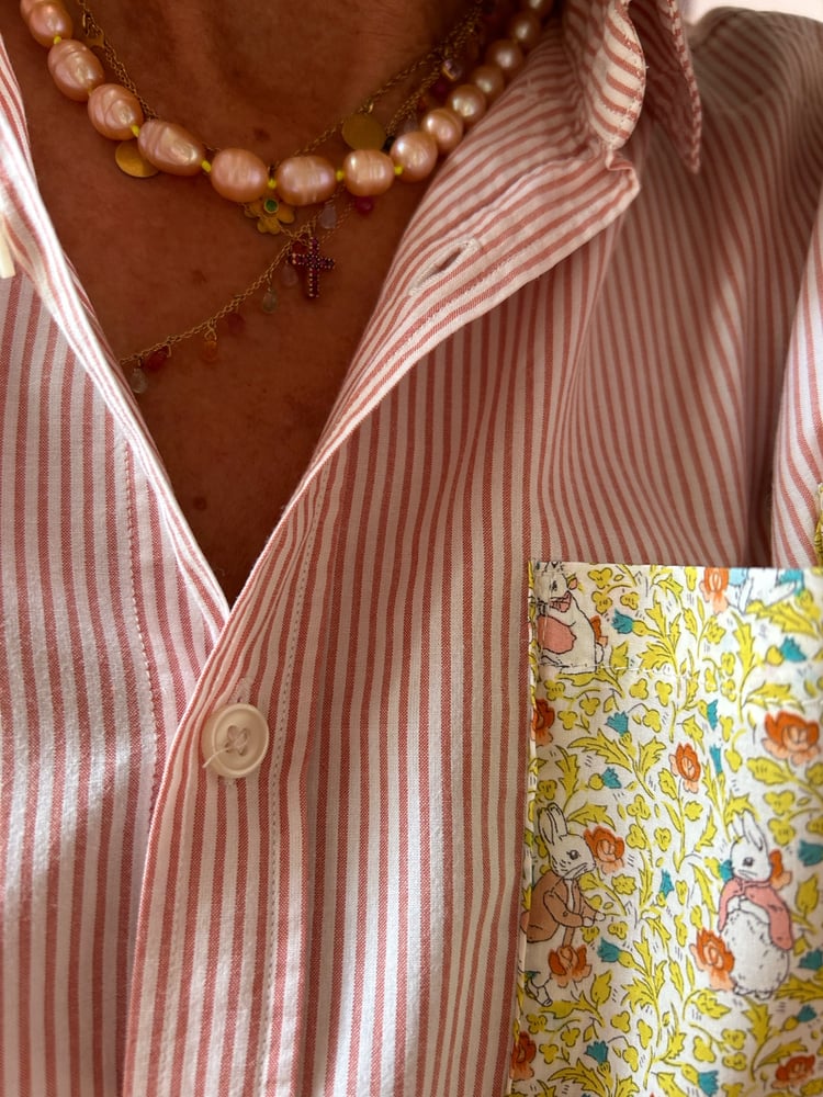 Image of Chemise d’homme pour femme upcyclée avec une poche en Liberty 