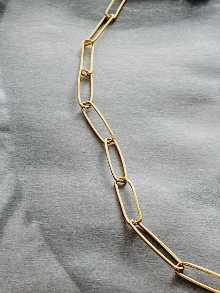 ON A CONTINUOUS QUEST FOR BEAUTY

A chic and minimal open structure chain that sits fluidly around your neckline. Luminous yet lightweight.
The Wide Lustre necklace is made for living in.

Lenth 40 cm / 15,75" ~ which is in catecory of nacklaces a choker.
Fully 925 sterling silver