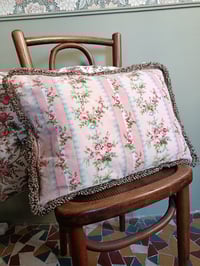 Image 2 of Coussin " Écrin de roses "