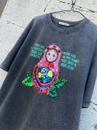 Image 6 of Camiseta bordada a man. MATRIOSKA gris. En STOCK