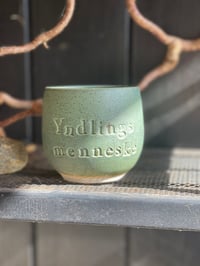 Image 1 of Yndlingsmenneske Mørkegrøn