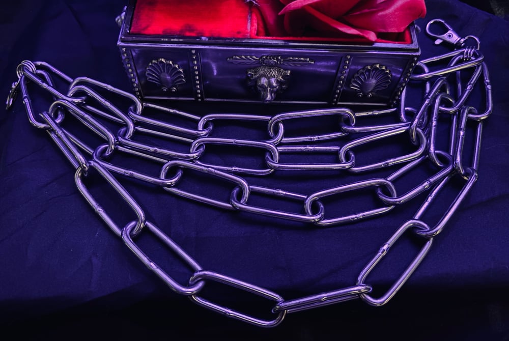 Image of 𝔖𝔦𝔡𝔢 𝔟𝔬𝔡𝔶 𝔠𝔥𝔞𝔦𝔫